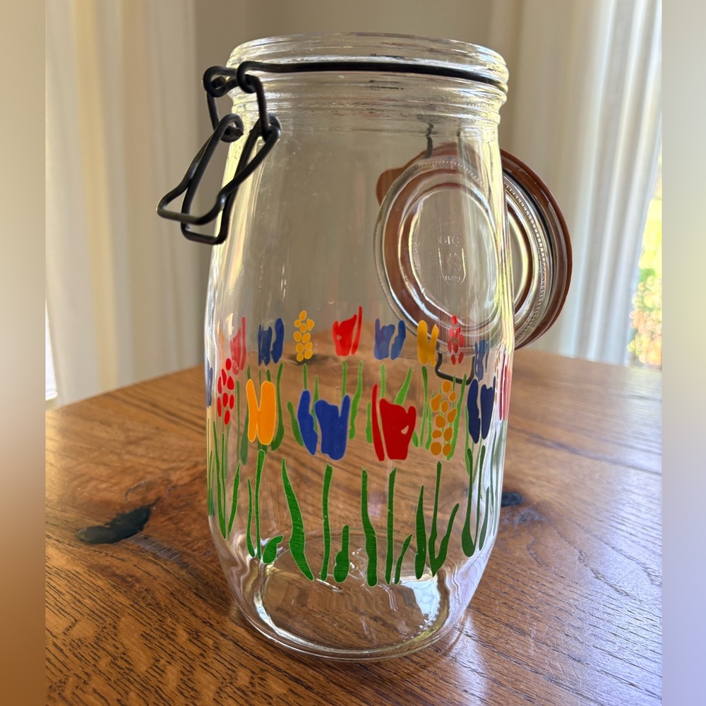 Vintage Arc 1.2L clamp jar with flowers- made in France- ~9 inches - Picture 6 of 16